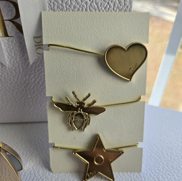 ‼️SOLD‼️Dior Beauty 4-Piece Bundle: Notebook, Compact Mirror, Hair Accessories - Picture 5 of 6